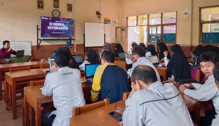 Pelatihan Pembuatan E-Modul Interaktif Memperkuat Kesiapan Guru MTs Muhammadiyah 01 Purbalingga Menghadapi Era Digital